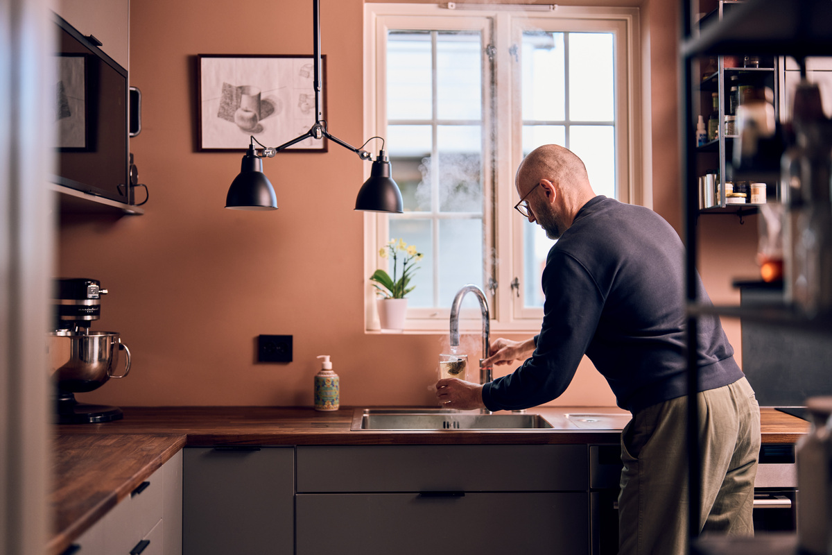 Mann tapper kokende vann fra en kran i saken om strømsparetips.